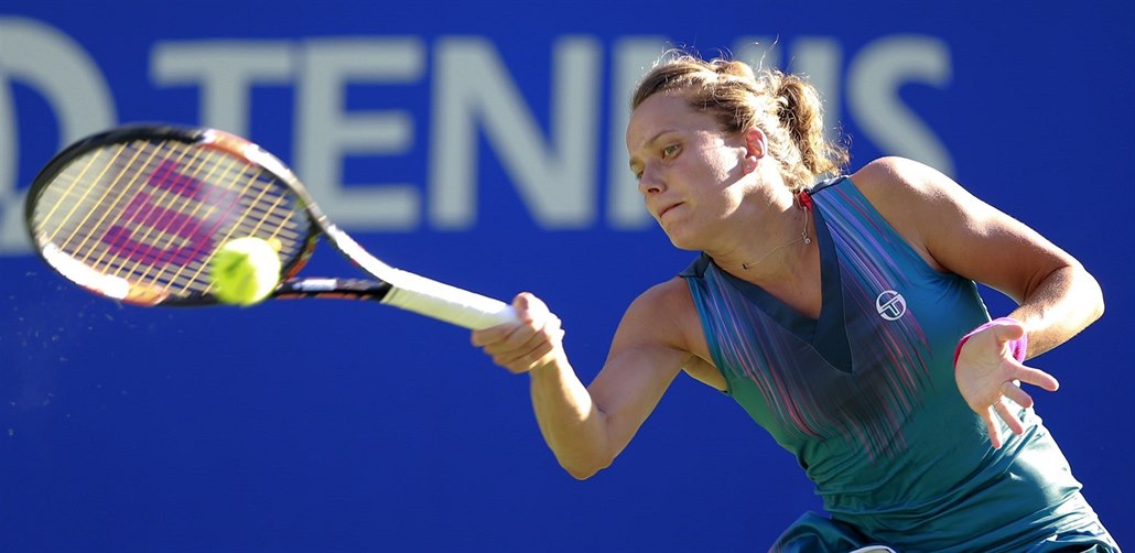 Barbora Strýcová returnuje v osmifinále turnaje v Tokiu.