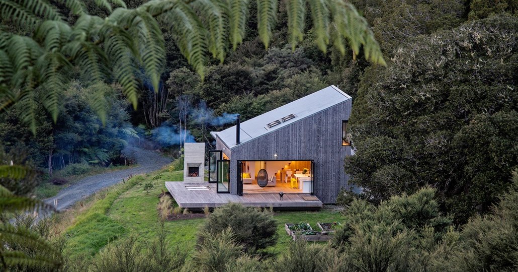 Další dům je krásně zasazený na rohovém pozemku v novozélandském Puhoi. 