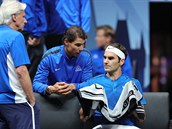 TI VELIKNI. Bjrn Borg, Rafael Nadal a Roger Federer (zleva) diskutuj na...