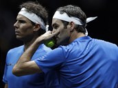 PORADA. Roger Federer (vpravo) a Rafael Nadal pi spolen tyhe.