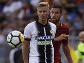 Český záložník Udinese Antonín Barák v souboji s Kevinem Strootmanem,...