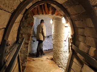 Vchod do štoly v sopce Komorní hůrka