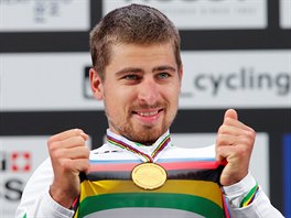DAL ZLATO. Slovensk cyklista Peter Sagan ukazuje zlatou medaili z...