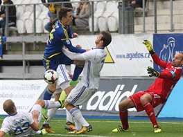 Momentka z duelu Jihlava vs. Ostrava. Tvrd boj ped ostravskm brankem...