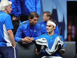 TI VELIKNI. Bjrn Borg, Rafael Nadal a Roger Federer (zleva) diskutuj na...