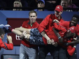 ZÁBAVA NA LAVICE. Hrái výbru svta (zleva elem Sam Querrey, John Isner,...