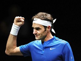 DALŠÍ BOD PRO EVROPU. Roger Federer oslavuje vítězství nad Samem Querreym v...