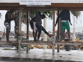 Hurikán Maria v úterý zasáhl karibský ostrov Guadeloupe, kde si vyžádal první...