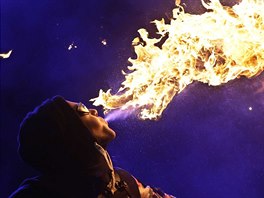 OHNIVÝ DECH. Umlec pedvádí ohnivé vystoupení bhem tídenního festivalu ohn...