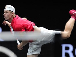 Kanadsk tenista Denis Shapovalov v duelu Laver Cupu s Alexanderem Zverevem.