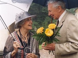 Květa Fialová a Ladislav Chudík ve filmu Poslání s podrazem (2002)
