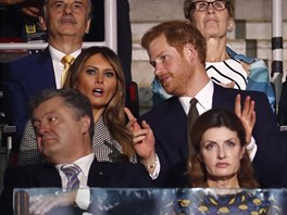 První dáma USA Melania Trumpová a britský princ Harry sedli na zahájení...