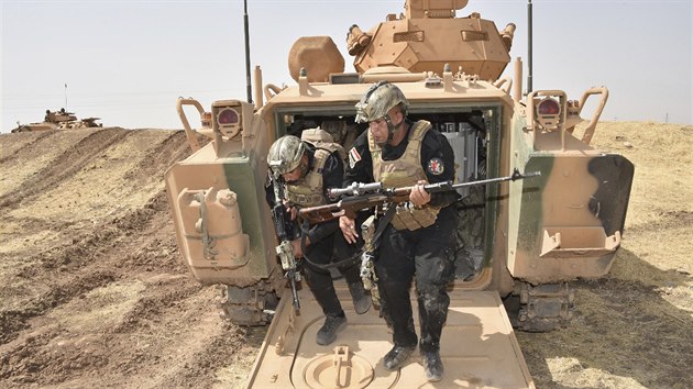 Irácké jednotky během cvičení na pomezí Turecka a iráckého Kurdistánu (26. září 2017)