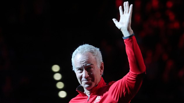 SLAVN BOULIVK. John McEnroe  zdrav divky ped zatkem Laver Cupu.