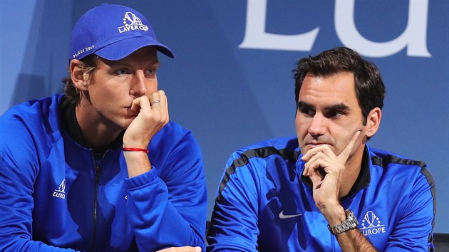 Tomáš Berdych (vlevo) a Roger Federer sledují úvodní utkání Laver Cupu.