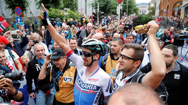 Peter Sagan mává fanouškům poté, co potřetí za sebou ovládl hromadný závod na světovém šampionátu v silniční cyklistice.