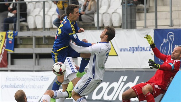 Momentka z duelu Jihlava vs. Ostrava. Tvrd boj ped ostravskm brankem Vakem.