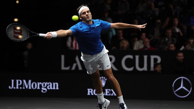 Roger Federer se natahuje po mku v utkn s Nickem Kyrgiosem.