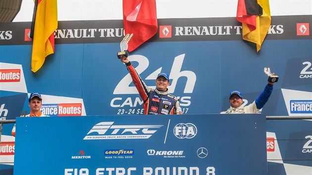 Adam Lacko (uprosted) slav triumf ve tetm zvodu na trati v Le Mans.