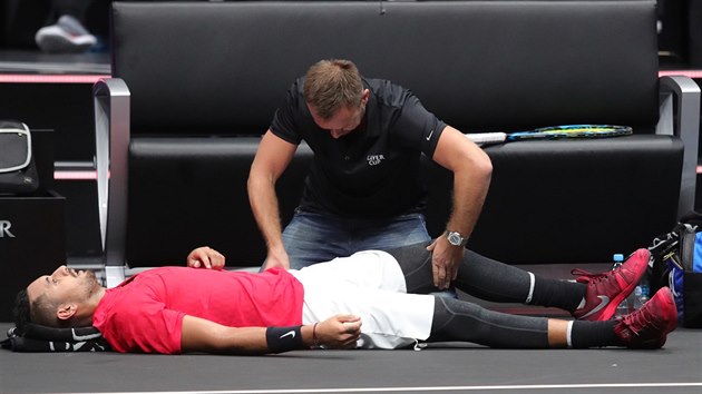 Nick Kyrgios se v utkn s Rogerem Federerem nechal oetit.