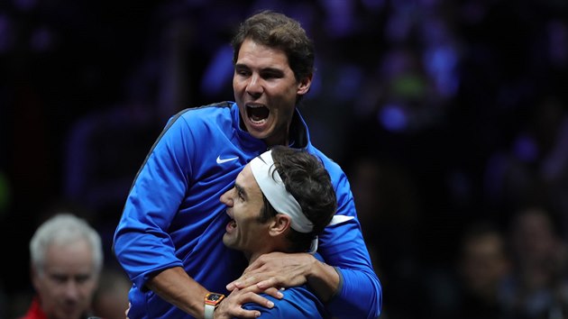LAVER CUP JE N. Triumf v premirovm ronku soute oslavuj jindy rivalov Rafael Nadal (nahoe) a Roger Federer.