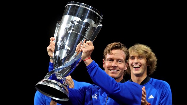 Tom Berdych si zahrl za tm Evropy a mohl tak pozvednout trofej pro vtze Laver Cupu. V pozad js Alexander Zverev.