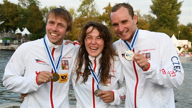 MEDAILOV� �RODA. Zleva zlat� kajak�� Ond�ej Tunka, st��brn� kanoistka Tereza Fi�erov� a st��brn� kajak�� V�t P�indi�.