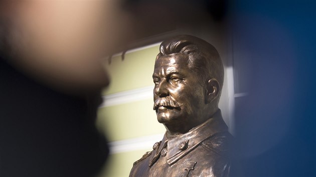 V moskevsk Aleji vdc pibyly busty sovtskch ikon vetn Stalina. (22. z 2017)