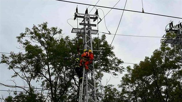 Mue pracujcho na vlakovm ndra v Chodov zashl elektrick proud.