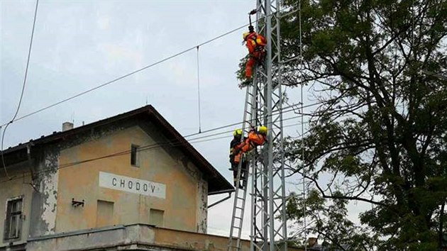 Mue pracujcho na vlakovm ndra v Chodov zashl elektrick proud.