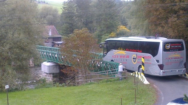 Nmeck autobus s turisty uvzl na most v emnici, kam nesm vjdt tk auta.