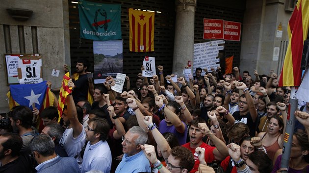 Lid v Barcelon protestuj proti zsahu v sdle katalnsk vldy (20.9.2017)