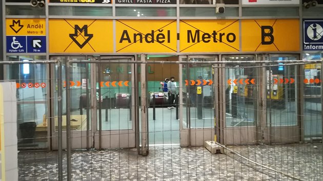 Ve stanici metra Andl se na 9 msc uzavel vstup smr kiovatka Andl. (25. z 2017)