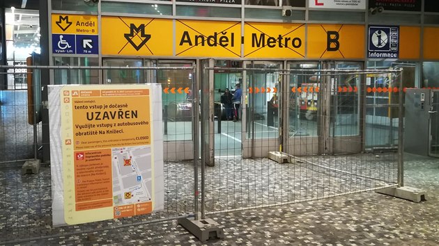 Ve stanici metra Anděl se na 9 měsíců uzavřel výstup směr křižovatka Anděl. (25. září 2017)