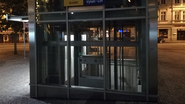 Ve stanici metra Anděl se na 9 měsíců uzavřel výstup směr křižovatka Anděl. Ve stanici metra Anděl se na 9 měsíců uzavřel výstup směr křižovatka Anděl. Cestující mohou ke vstupu a výstupu tímto směrem využít pouze výtahy (25. září 2017) (25. září 2017)