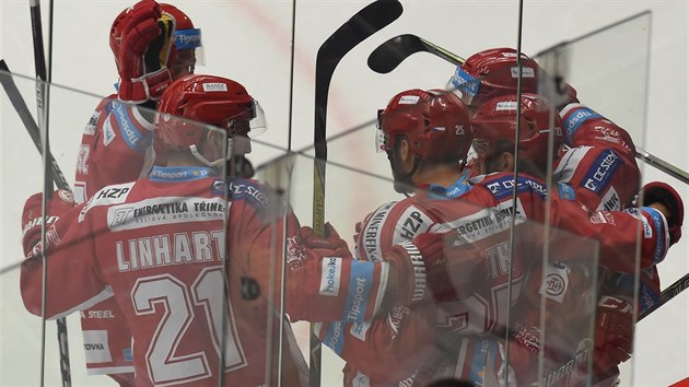 Třinečtí hokejisté se radují z gólů s autorem trefy Vladimírem Rothem (uprostřed)
