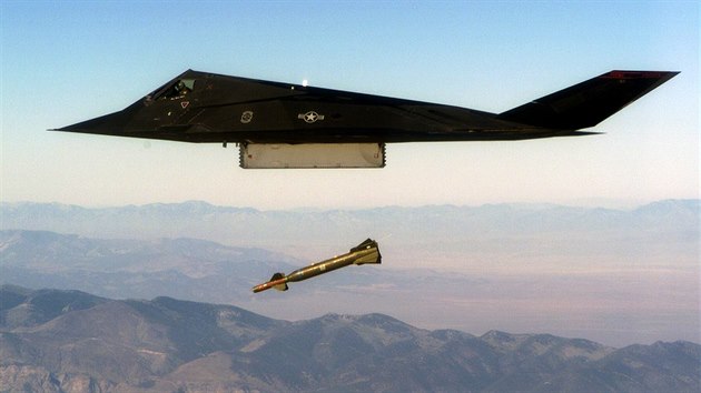 Cvičný shoz laserem naváděné pumy GBU-27 z letounu F-117A.