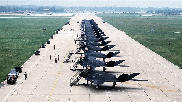 Příprava letounů F-117A 37. taktického stíhacího křídla před přesunem do Saúdské Arábie v rámci operace Pouštní štít
