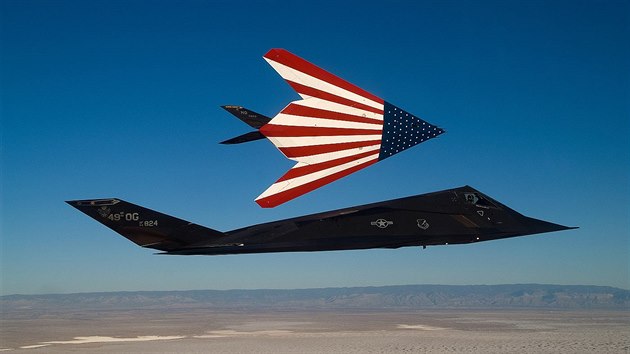 F-117A se slavnostním motivem americké vlajky na spodních plochách