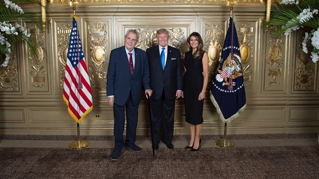 Milo Zeman na fotografii s Donaldem Trumpem a jeho manelkou Melani