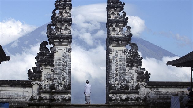 Sopka Agung na Bali hrozí erupcí. Úady evakuovaly pes sto tisíc lidí (29....