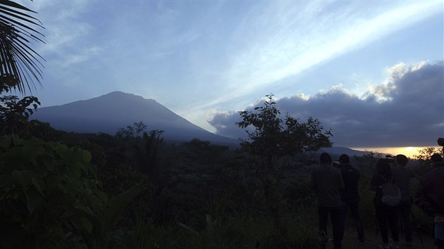 Sopka Agung na Bali hroz erupc. ady evakuovaly pes sto tisc lid (29. z 2017)