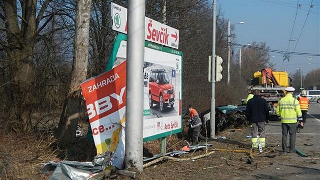 Nebezpen billboardy u silnic a dlnic mohou bt pinou tkch dopravnch nehod.