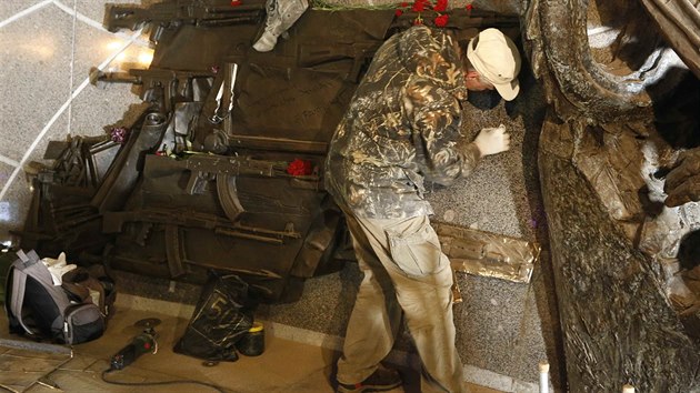 st pomnku konstruktra zbran Kalanikova pr zobrazuje nmeckou puku StG 44  (22. z 2017).