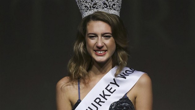 Osmnáctiletá vítězka turecké soutěže o královnu krásy Itir Esenová (21. října 2017).