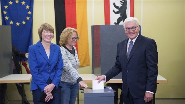 Nmeck prezident Frank-Walter Steinmeier u tak odvolil (24. z 2017).