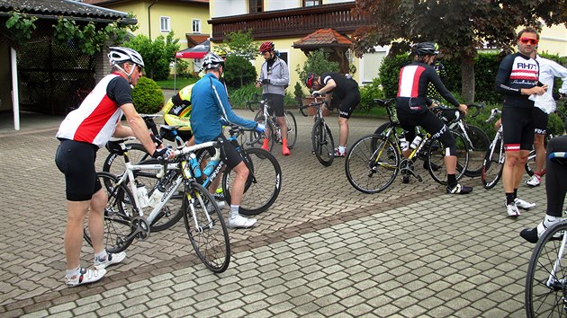 Ped startem. Vpelotonu Rennrad Campu se sejdou rzn nrodnosti, vkov kategorie, a  co ns pekvapilo  tak docela dost en.