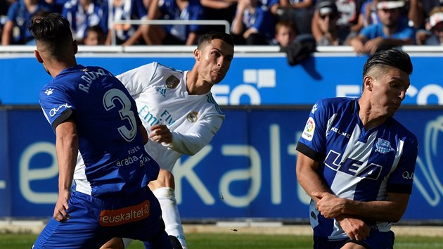 Ronaldo z Realu Madrid stl na brnu Deportiva Alavs.