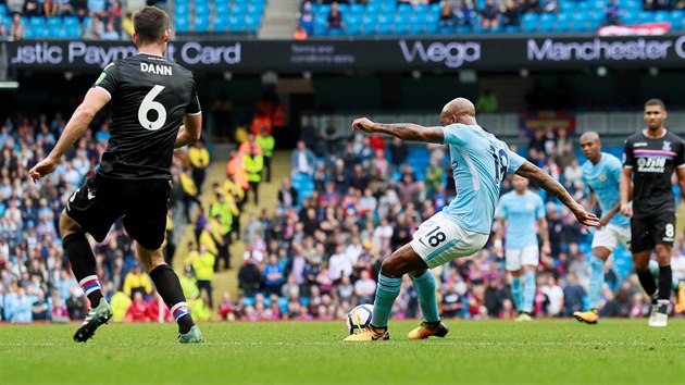 Fabian Delph, zlonk Manchesteru City, stl pt gl v utkn proti Crystal Palace.