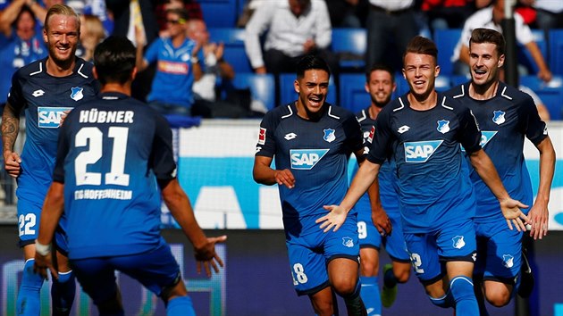 Fotbalist Hoffenheimu oslavuj gl do st Schalke.